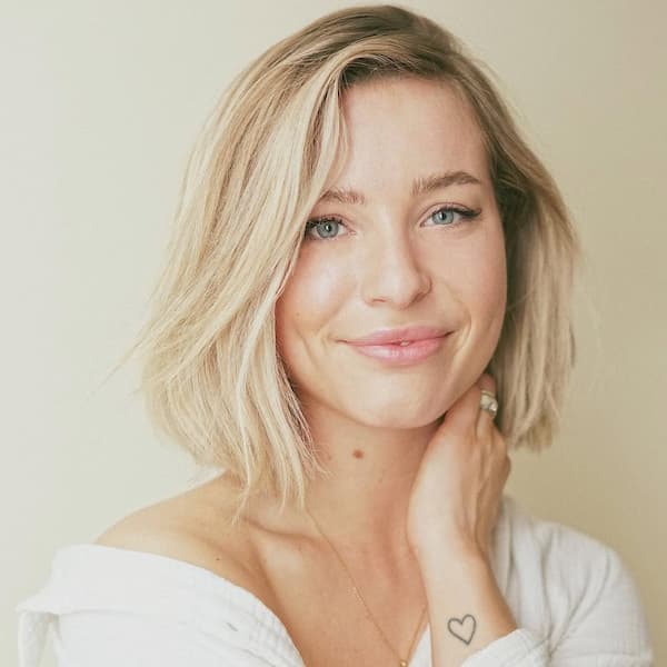 Blonde Side-Parted Lob with Darker Roots